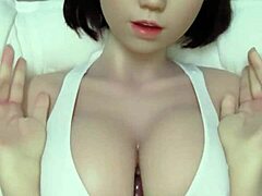 Storbrystet sexdukke Makoto Kida får glæde af Toshina Dolls store bryster