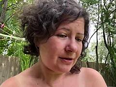 Australsk skjønnhet deler solbrenthet og myggbitopplevelser mens hun blir avbrutt av campingeventyr