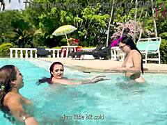 라틴 친구들이 수영장 가장자리에서 핫한 쓰리썸으로 이어지는 쾌락으로 나를 유혹합니다