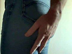 Chico gay amateur se masturba en cuero y jeans