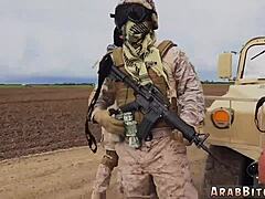 Mężczyzna w wojsku cieszy się umiejętnościami oralnymi nastolatków i kończy na ich tyłku na pustyni