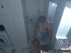 Zjawiskowa brunetka milf cieszy się brutalną jazdą z dużym czarnym kutasem pod prysznicem