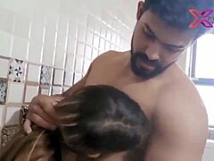 Desi bebek, banyoda Hint sesleriyle sikişiyor