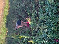 ¡Hermosa rubia muestra sus curvas al aire libre! ¡Mira cómo se divierte!