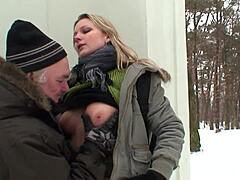 Una joven rubia tiene orgasmos en un suelo nevado durante su encuentro íntimo con su padrastro