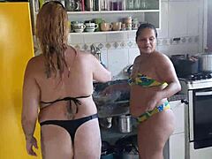 Brasilianske pornostjerner dykker ned i nytelse på en overdådig bassengfest