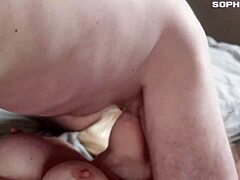 Büyük göğüslü bebek boğazı sikilir ve spermlerle kaplanır