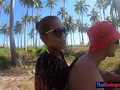 Asiatisk kjæreste med stor rumpe blir knullet på stranden