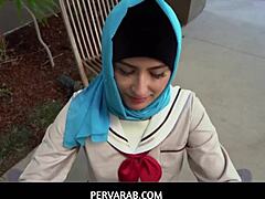 Arabityttö hijabissa oppii ilahduttamaan miehen penistä