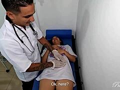 Lia Ponce mendapatkan keinginan analnya dipenuhi oleh dokter