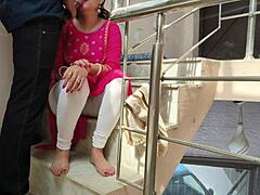 Indyjska pokojówka Desi MILF zostaje zdominowana przez swojego szefa na zewnątrz