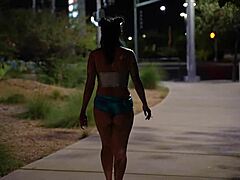 Seks tanpa perlindungan dengan seorang gadis jalanan yang menampilkan tato dan pantat