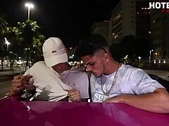 Brazylijski gej zostaje natłuszczony i ruchany w limuzynie przez duży kutas
