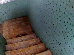 Прсата Латина прима анални секс на отвореном на степеништу куће сестара