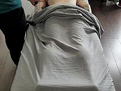 Tatoveret massagebabe viser sig drillende for massøren under den anden aftale med massageviper