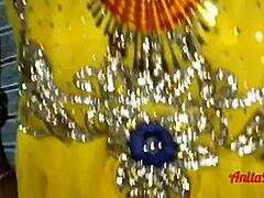 Sensuel indisk husmor nyder passioneret analsex i gule bukser