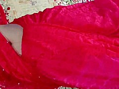 זוג הודי עוסק במין אוראלי נלהב בלבוש מסורתי
