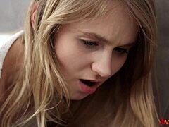Une jeune fée s'engage dans le sexe anal et anal à bouche dans une vidéo de 18videoz