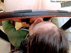 בת חורגת צעירה נותנת בלואג'וב ומשתתפת במשחק אנאלי עם גבר מבוגר