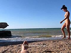 Красивата любителка Скай Йънг кара каубойка на гол плаж в POV