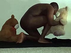 Tre bjørne med forskellige hudtoner hengiver sig til en lodne trekant med legetøj