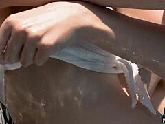 نماذج بلاي بوي الروسية جانا بوبو وأوكسانا أوكسي تخلع ملابسها في حمام السباحة وفي الهواء الطلق