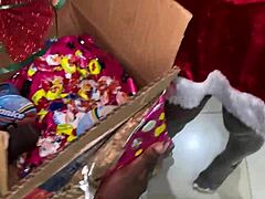 Зайнаб получава XXX подарък от Дядо Коледа, който води до хардкор секс с огромен черен член
