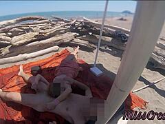 Guru Eropa memamerkan tubuhnya telanjang di pantai untuk kesenangan voyeur di tempat umum