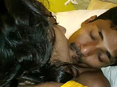 Kaunis intialainen vaimo suutelee intohimoisesti ja harrastaa intensiivistä seksiä bussissa