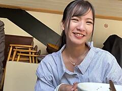Adolescenta japoneză Miyazaki Lin primește o ejaculare facială într-un videoclip HD