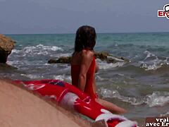 Francosko dekle poskuša dvojno penetracijo v trojčku z dvema fantoma na plaži