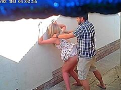 Amaterski par ujet pred kamero med seksom v javni restavraciji