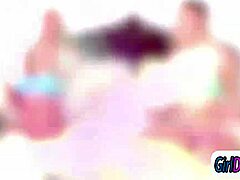 Eliza Jane, o pornostar, îi dă un titlick mamei ei cu sânii mari, Brett Rossis, în acest videoclip