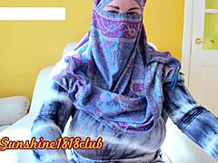 O soție din Orientul Mijlociu cu sânii mari într-un hijab se angajează în sex webcam