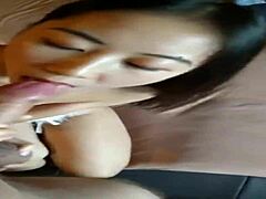 Chinese vriendin geeft een deepthroat pijpbeurt en krijgt een facial cumshot