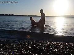 Вуайеристическая пара наблюдает, как любовники занимаются интимной пляжной встречей