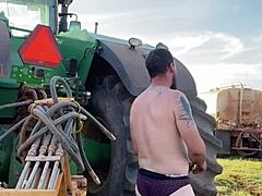 ゲイの農家が屋外でストリップして、あなたの視聴の快楽を求めています。