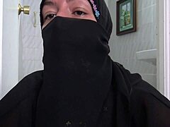 Musliminainen harjoittaa intensiivistä ja epäsovinnaista seksuaalista toimintaa seksuaalisesti poikkeavan ranskalaisen miehen kanssa