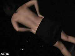 裸のアジアのアマチュアカップルが公共の場でソロショットをする簡単なビデオ
