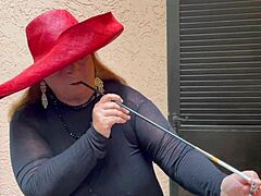 Soparna Augusta se prepušča javnemu kajenju s provokativnim držalom za cigarete
