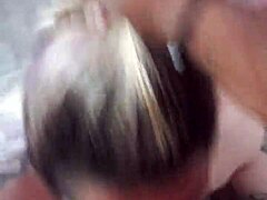 Ohromujúca blondínka dáva svojej kamarátke profesionálny orálny sex