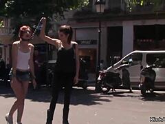 Une beauté aux cheveux cramoisis en sous-vêtements se promène et s'engage dans une partie de jambes en l'air en public