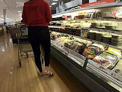 Prachtige brunette onthult haar rondingen in doorzichtige leggings in de supermarkt