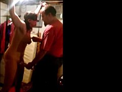 HD-video av en ung amatör som är bunden och hjälplös i garaget