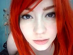 أحمر الشعر ذو الثدي الكبير يظهر حلماتها على كاميرا الويب