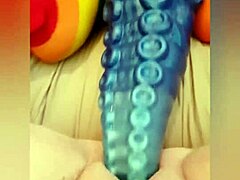 Une adolescente rousse de grande taille gémit à haute voix en jouant avec des jouets