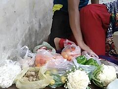 Indická zrzka v sexy oblečení prodává zeleninu hladovým cizincům
